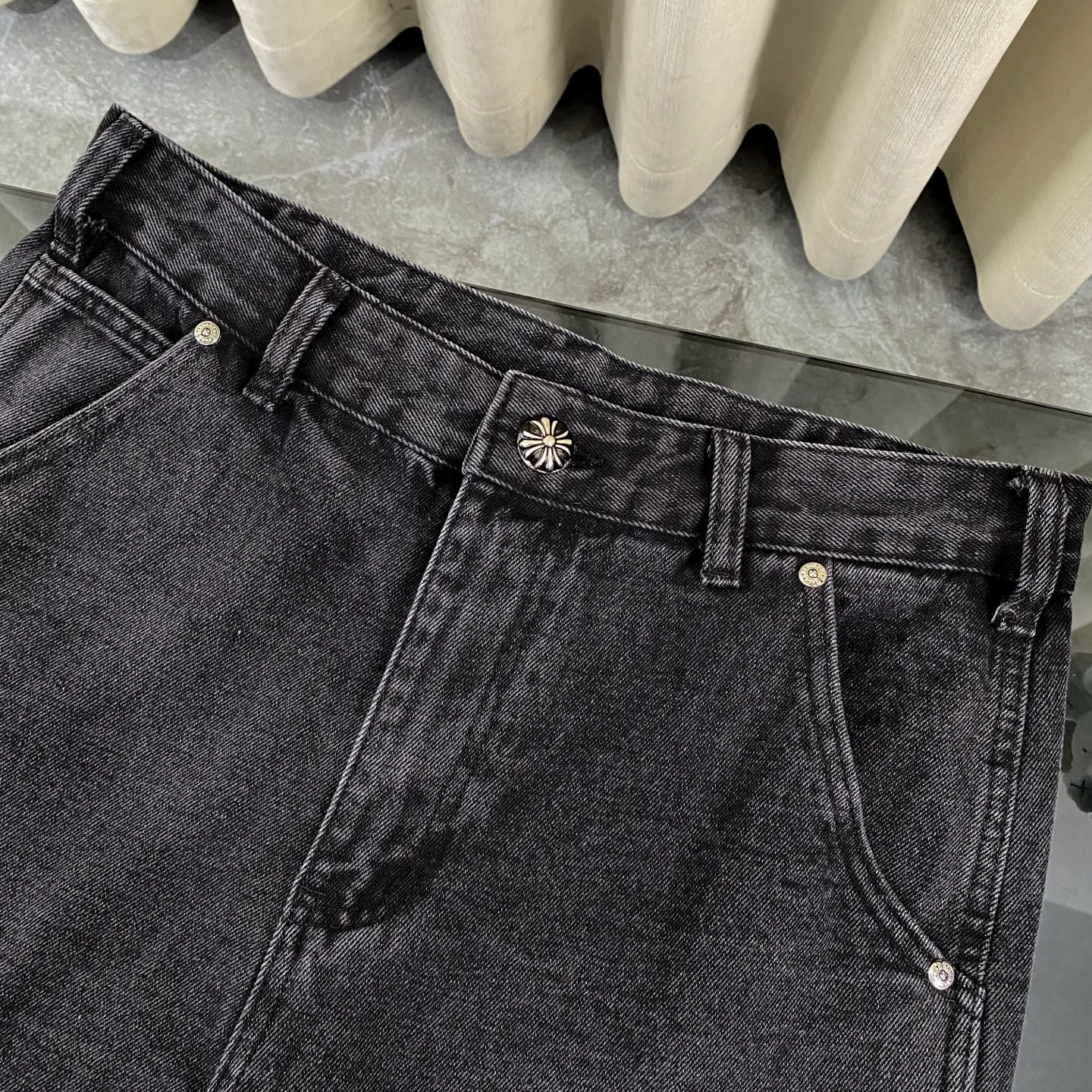 P270 CH Chromehearts yellow leather black denim overalls logging pants, price 34W level, patchwork cross pattern embellishment, washed jeans! ! An absolutely high-end luxury product, a 1.9W-level god-level single product, a super popular product, made by top heavy industry, a magic weapon that cannot be missed! [About Zangyin] This is an extremely luxurious fashion brand that can also be called the aristocracy of the high street. It has always been an exclusive brand for some hipsters or rich second generations. Compared with ordinary high streets, it is more luxurious and noble. Compared with luxury brands, it is more fashionable and individual. It has always been a brand that I have a special liking for. [Top heavy industry fashion design] Consistently high-street luxury style. Speaking of this style, the Zangyin family and GU family are definitely the leading representative brands. Especially the Zangyin family has really achieved a state-of-the-art effect in creating high-street style. The unique washed material is used to create this style. The color system is already quite eye-catching. After it is decorated with patchwork cross flowers, it cleverly highlights the charm of the brand. Secondly, this style uses classic The high-waist cutting design highlights the long legs and fashionable temperament of the upper body. The brand is highly recognizable and the slim fit configuration is more suitable for daily wear. It is a product that interprets personality, fashion, and specifications at a glance. This single product is enough to make any fan excited. It can be a white T-shirt for a youthful college style, or a tight suspender for a royal style. It has strong matching ability and can be easily controlled by men.  [Materials and craftsmanship] Needless to say, this point goes without saying. As an excellent craftsman brand, Zangyin’s requirements for details and craftsmanship are really perfect. The washed color of this model has gone through so many processes, not to mention the embellishment of denim appliques. It is also purely hand-made and sewn. Just like what they believe in, only hand-made things have soul and have the meaning of wear. A top-notch heavy-duty fashionable denim item, I look forward to your perfect interpretation! !  Color: black Size: 30-36